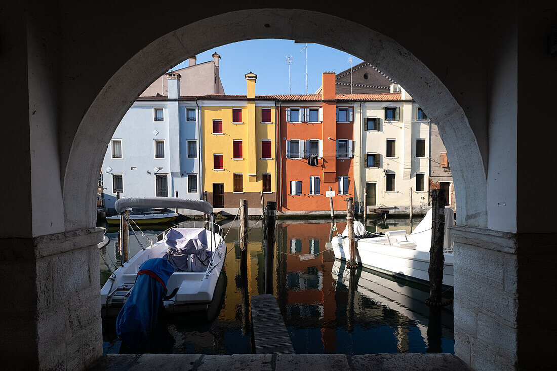 Blick auf den Vena Kanal mit seinen bunten Häusern und Booten, Chioggia, Lagune von Venedig, Veneto, Italien, Europa