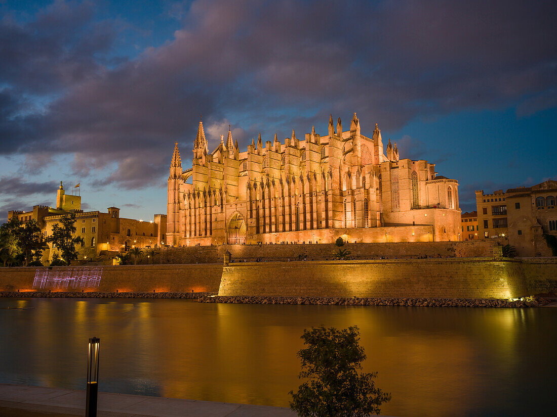 Blick über den See vor der Kathedrale La Seu bei Sonnenuntergang, Parc de la Mar, Palma de Mallorca, Mallorca, Balearen, Mittelmeer, Spanien