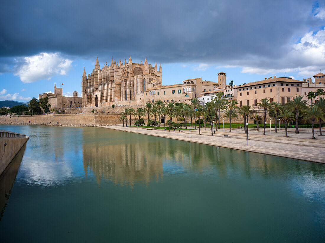  The Cathedral of Palma de Mallorca and the Parc de la Mar, Palma de Mallorca, Mallorca, Balearic Islands, Mediterranean Sea, Spain 