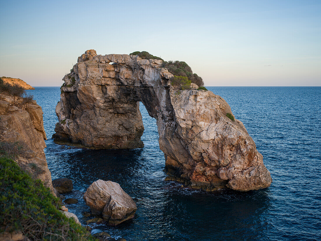  Es Pontas rock arch, Cala Santanyí, Mallorca, Balearic Islands, Mediterranean Sea, Spain 