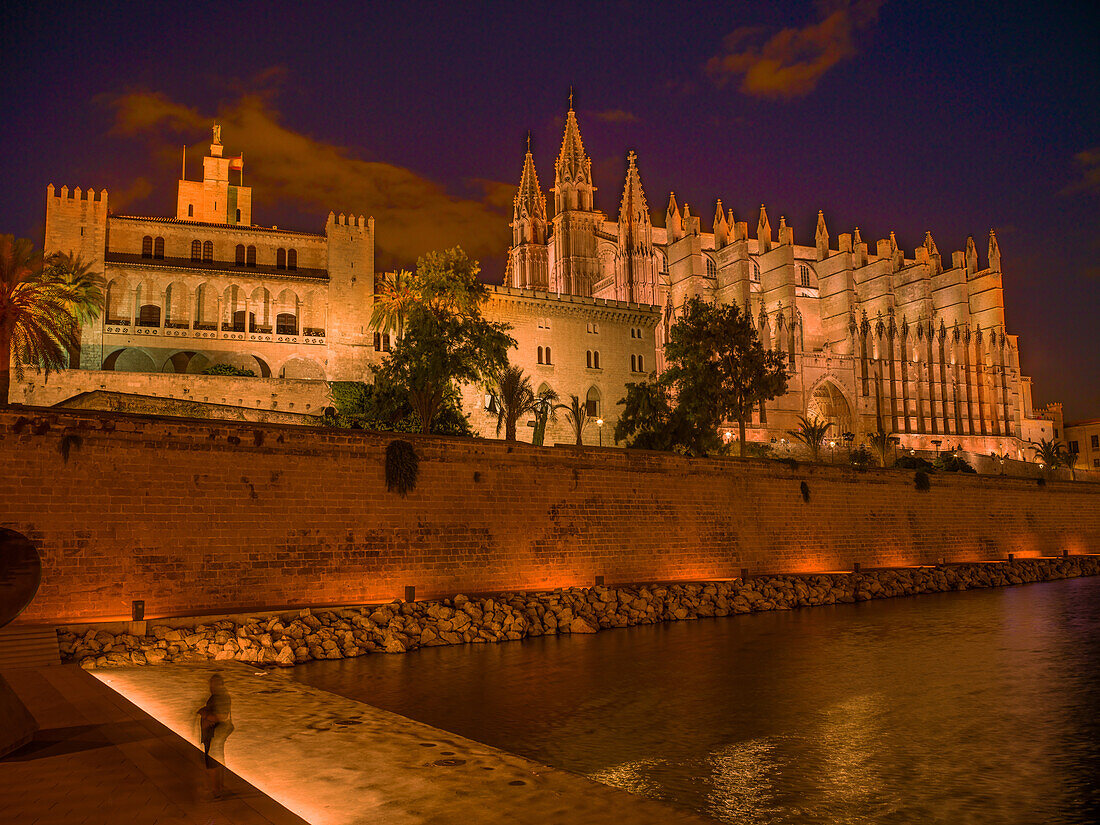 Königspalast La Almudaina und Kathedrale La Seu bei Nacht, Palma de Mallorca, Mallorca, Balearen, Mittelmeer, Spanien