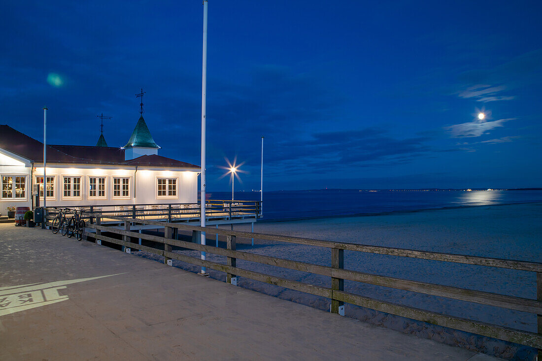 Vollmond über der Seebrücke Ahlbeck am Abend, Ostsee, Insel Usedom, Ahlbeck, Mecklenburg-Vorpommern, Ostdeutschland, Deutschland, Europa