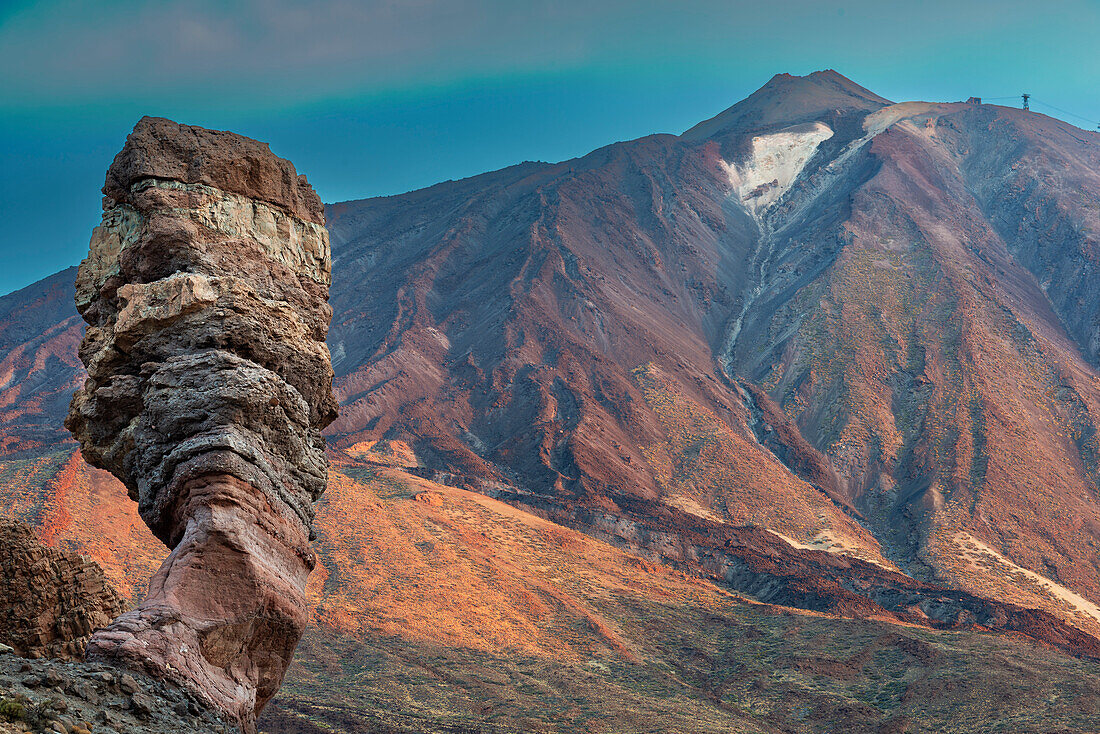  Panorama at sunrise of the Roque Chinchado, also known as the Stone Tree or Finger of God, landmark of the island, Los Roques de Garcia, behind it the Pico del Teide, 3717m, Las Cañadas, Teide National Park, Tenerife, Canary Islands, Spain, Europe 