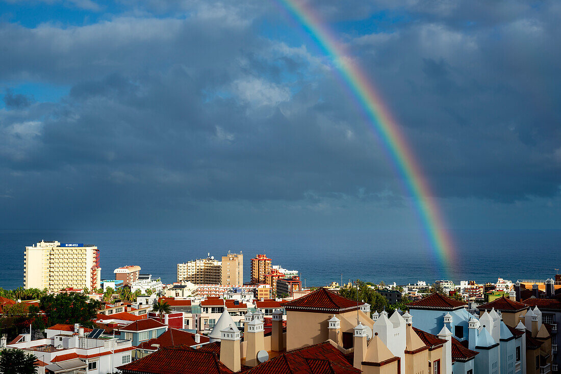 Regenbogen über Puerto de la Cruz und abziehende Gewitterwolken über dem Atlantik, Teneriffa, Kanarische Inseln, Spanien, Europa