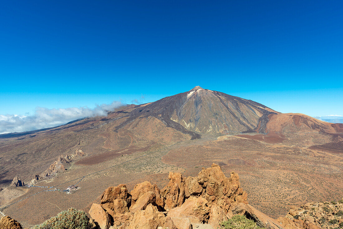 Aufstieg zum Alto de Guajara, Roques de García, Hotel Parador, dahinter der Pico del Teide, Teide Nationalpark, Parque Nacional del Teide, Teneriffa, Kanarische Inseln, Spanien, Europa