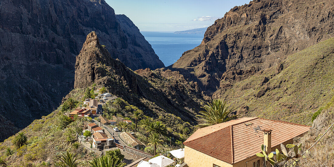 Das Bergdorf Masca inmitten von Felsenformation aus Vulkangestein und die Masca-Schlucht, Barranco de Masca, Teno-Gebirge, Teneriffa, Kanarische Inseln, Spanien, Europa