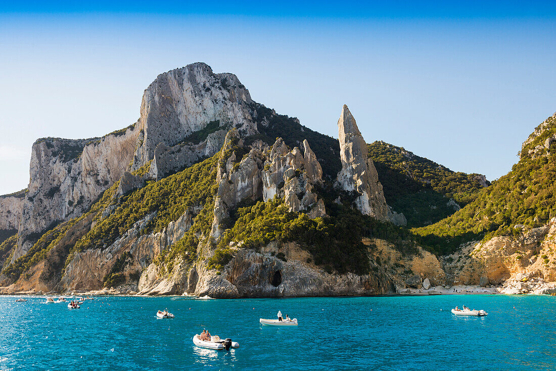 Steiküste und Strand, Cala Goloritze, Nationalpark Golf von Orosei, Parco Nazionale del Gennargentu e del Golfo di Orosei, Baunei, Nuoro, Sardinien, Italien