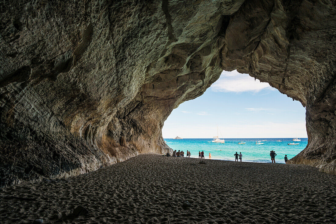 Höhle und Strand, Cala Luna, Nationalpark Golf von Orosei, Parco Nazionale del Gennargentu e del Golfo di Orosei, Baunei, Nuoro, Sardinien, Italien