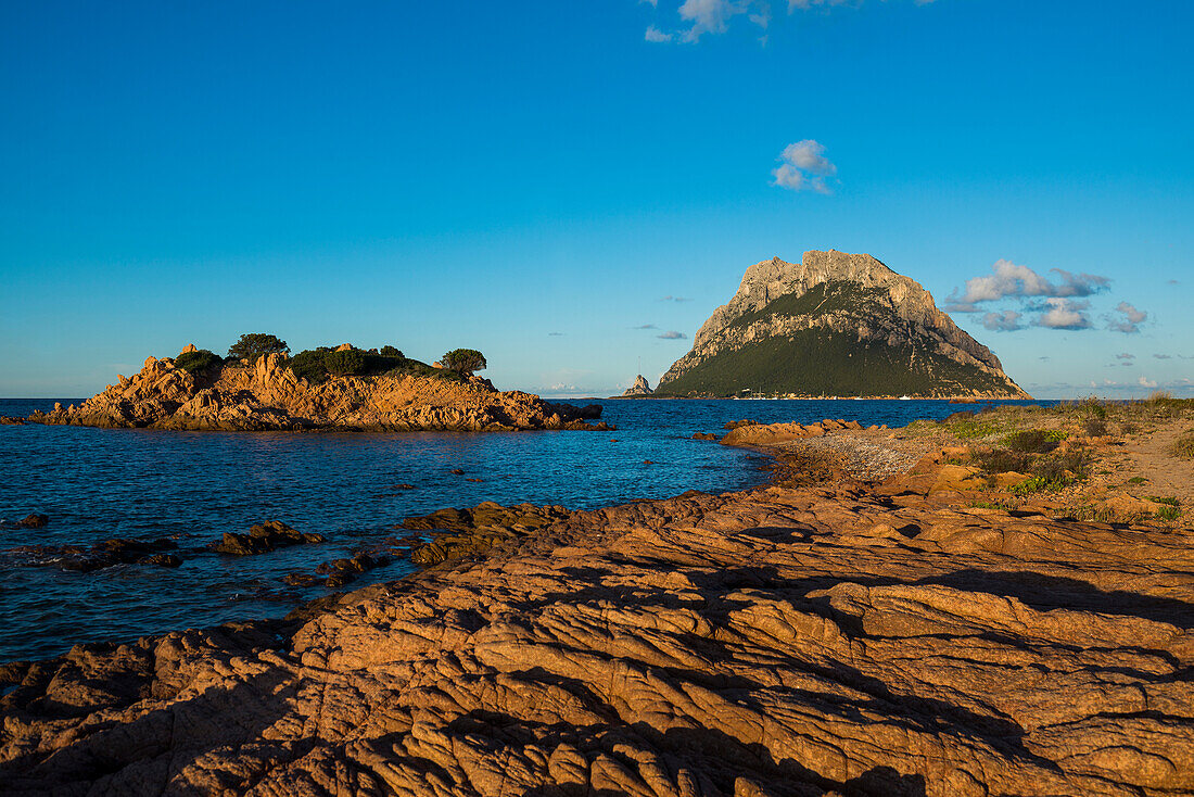 Malerischer Strand und Insel, Sonnenuntergang, Isola di Tavolara, Porto San Paolo, Sardinien, Italien