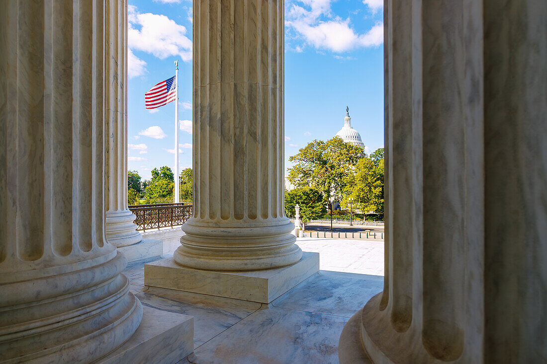 US Supreme Court (Oberster Gerichtshof der USA) mit Blick auf United States Capitol (U.S. Capitol Building, Kapitol) in Washington DC, District of Columbia, USA