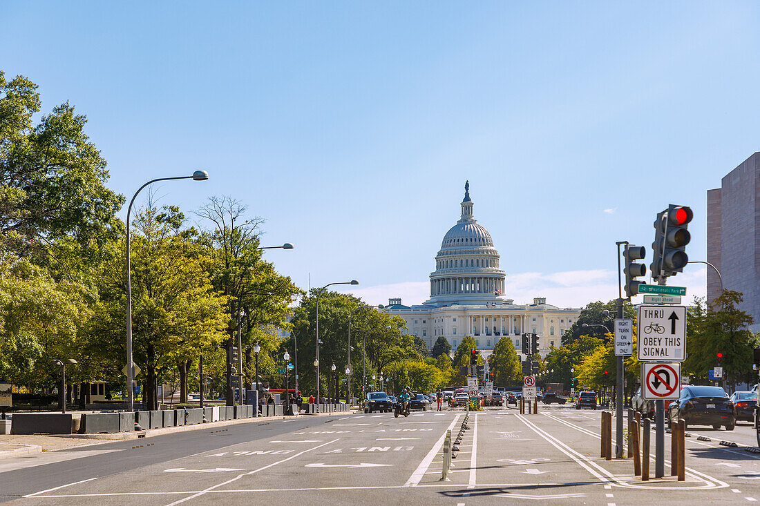 Pennsylvania Avenue mit Fahrspuren für Radfahrer und United States Capitol (U.S. Capitol Building, Kapitol) in Washington DC, District of Columbia, USA