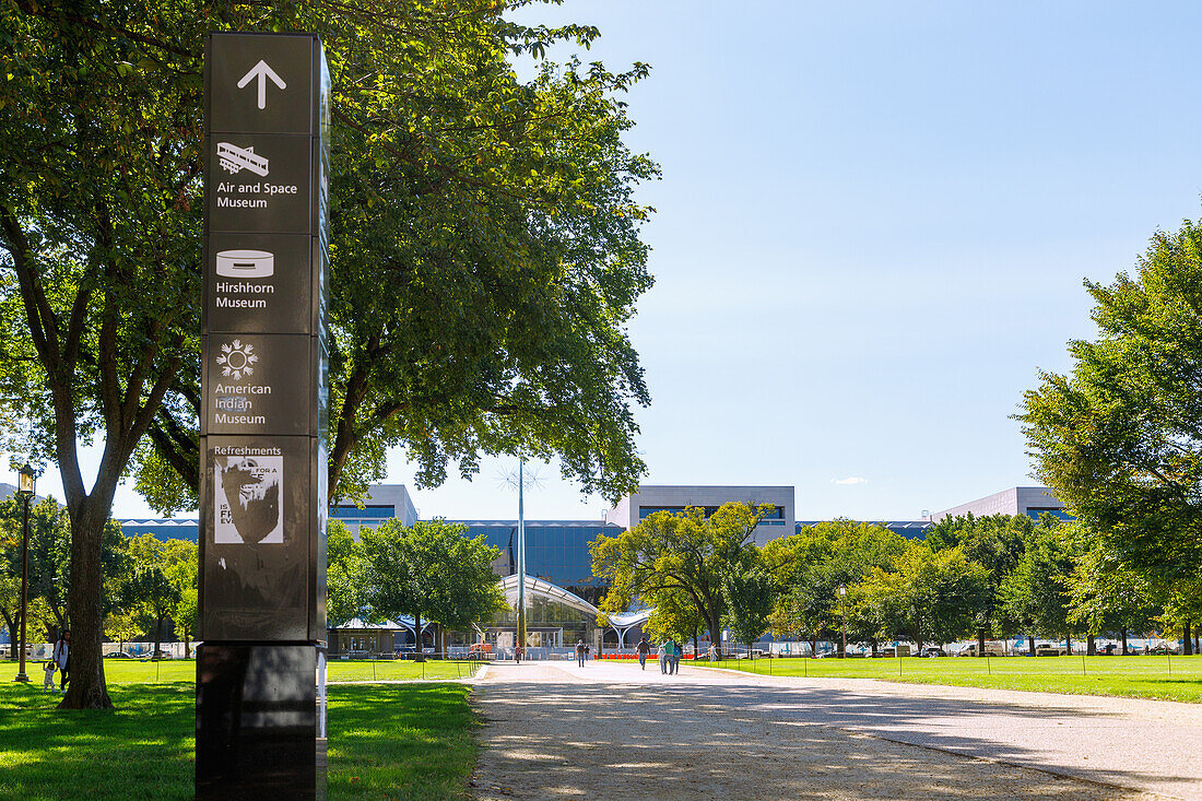 National Mall and Memorial Parks mit Blick auf Air and Space Museum in Washington DC, District of Columbia, USA