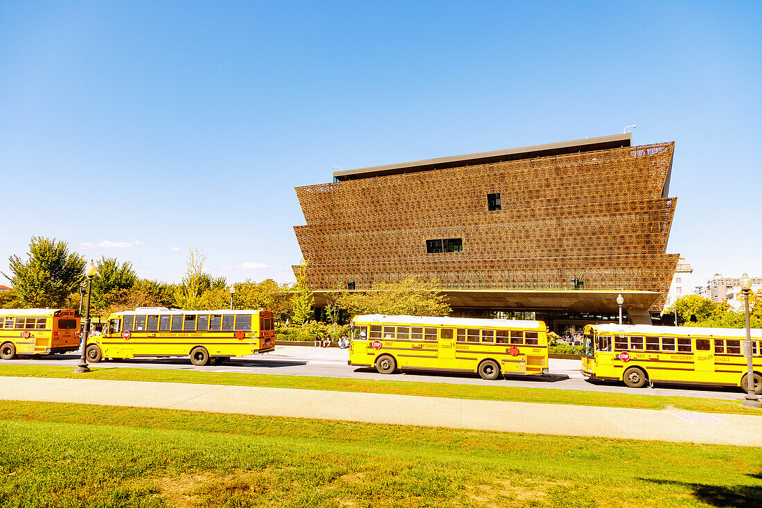 National Museum of African American History and Culture und Schulbusse an der National Mall and Memorial Parks in Washington DC, District of Columbia, USA