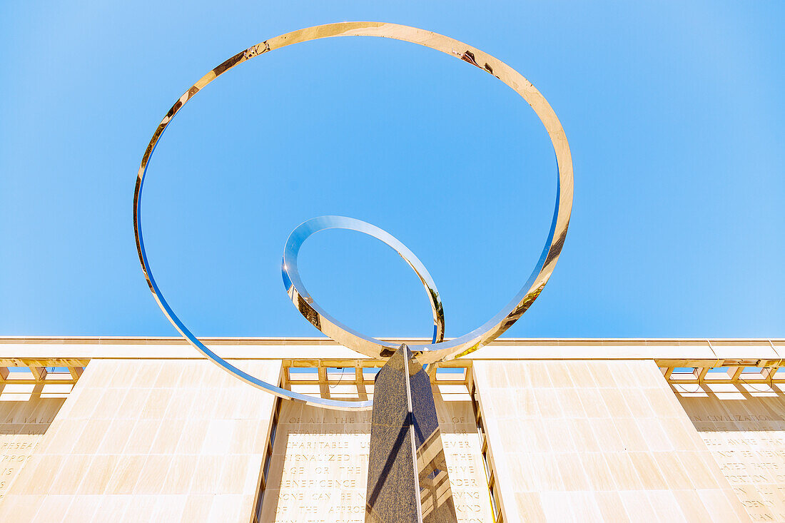  The National Museum of American History (Behring Center) with sculpture &quot;Infinity&quot; by José de Rivera at the National Mall and Memorial Parks in Washington DC, District of Columbia, USA 