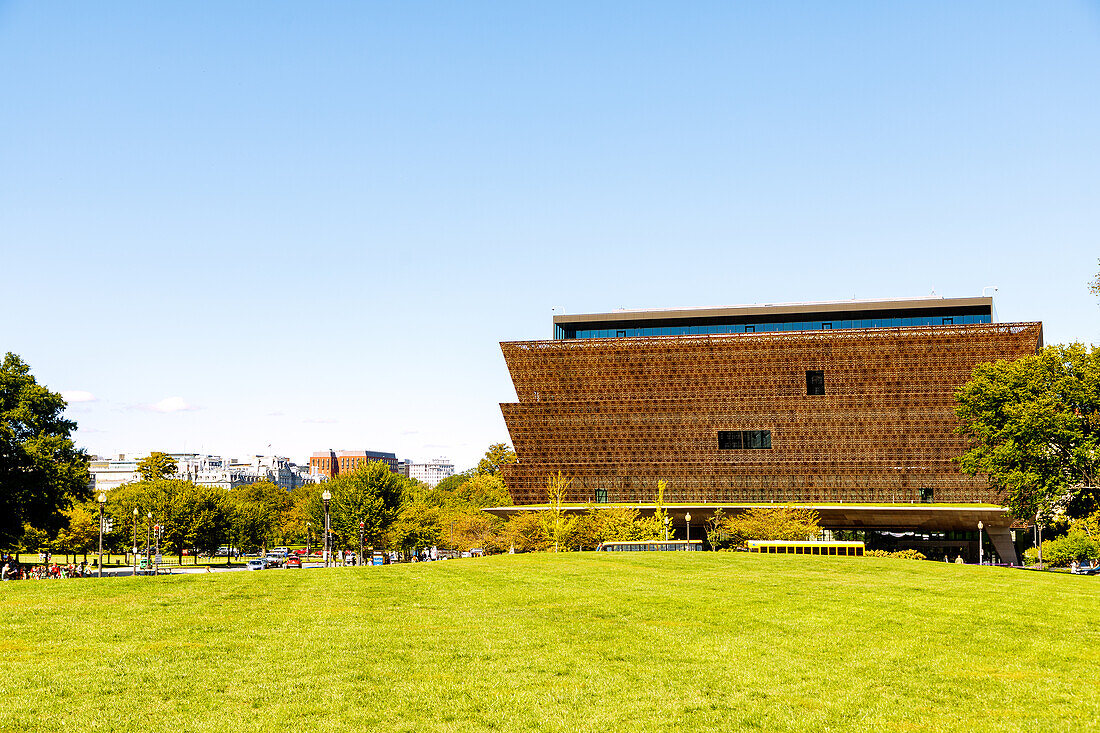  National Museum of African American History and Culture and school buses at the National Mall and Memorial Parks in Washington DC, District of Columbia, USA 