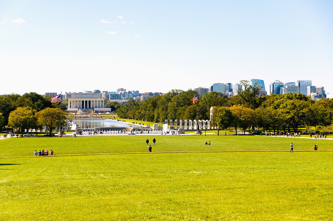  View from the Washington Monument to The World War II Memorial with fountain and reflecting pool and Lincoln Memorial at the National Mall and Memorial Parks in Washington DC, District of Columbia, USA 