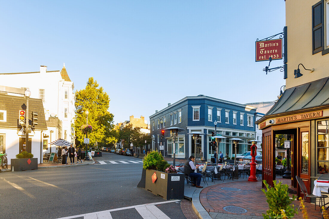 Wisconsin Street mit Martin's Tavern im Stadtviertel Georgetown in Washington DC, District of Columbia, USA