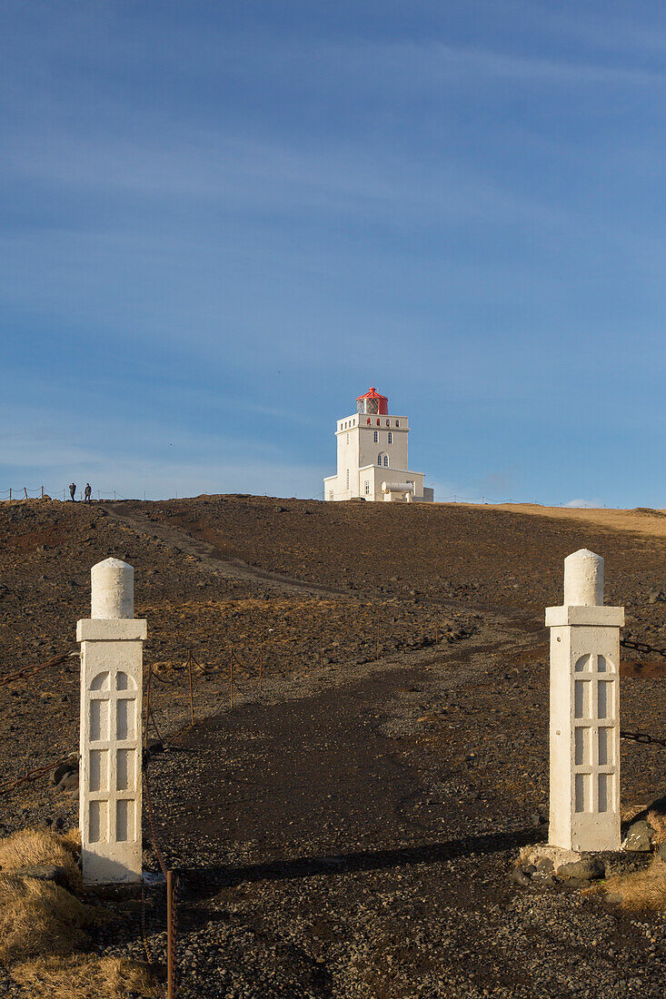 Leuchtturm Dyrholaey auf Lavahügel, Kap Dyrholaey, Winter, Island