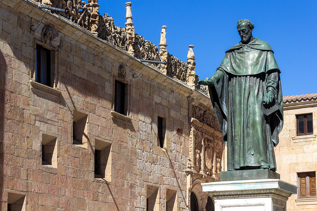 Statue Fray Luis de Leon, Innenhof der alten Universität, Salamanca, Kastilien und León, Spanien