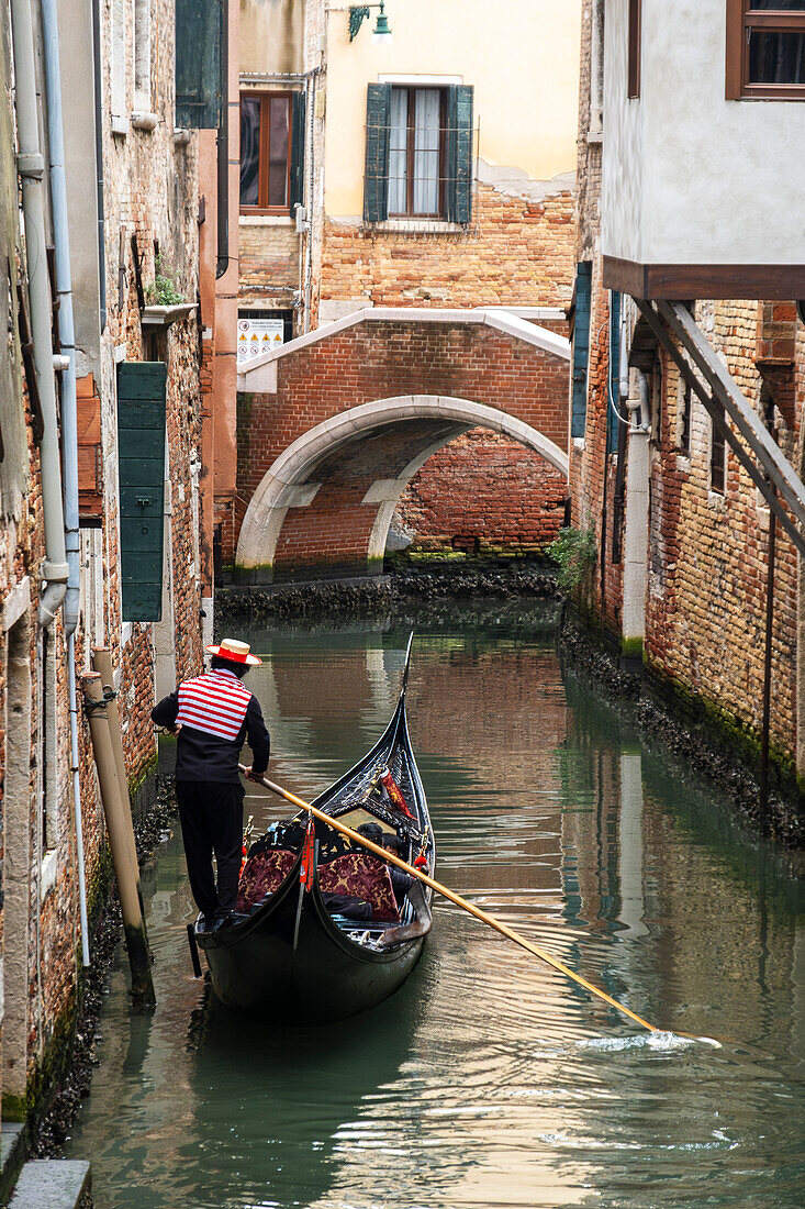 Gondel in den Wasserstraßen von Venedig, Venetien, Italien