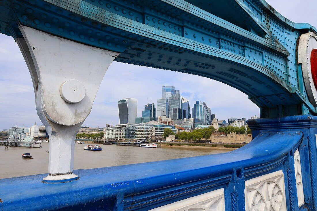 Blick von der Tower Bridge zur modernen Skyline, City of London, England, Großbritannien