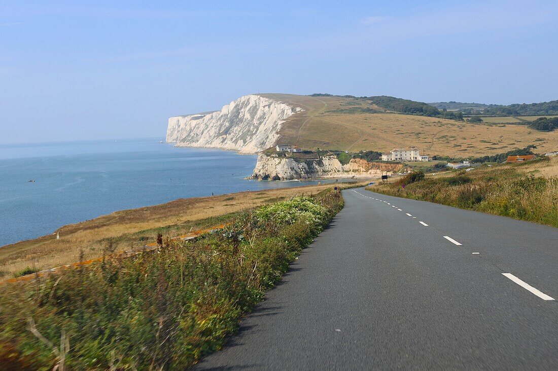 Küstenstraße und Klippen an der Küste der Insel Isle of White, England, Großbritannien