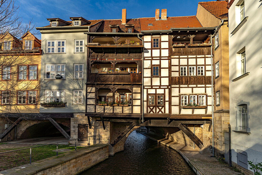 Die mit Fachwerkhäusern bebaute mittelalterliche Krämerbrücke über den Fluss Gera in Erfurt, Thüringen, Deutschland 