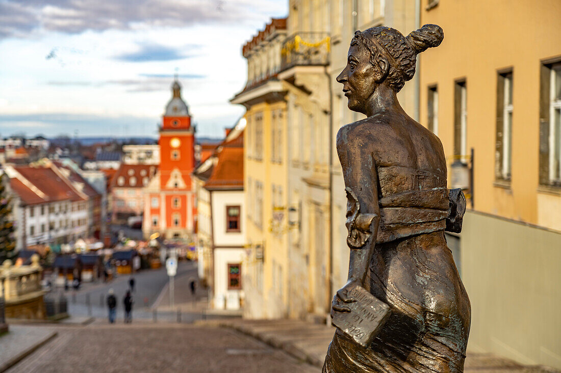 Bronzeplastik der Herzogin Luise Dorothea von Sachsen-Gotha-Altenburg vor dem Hauptmarkt mit dem alten Rathaus in Gotha, Thüringen, Deutschland 