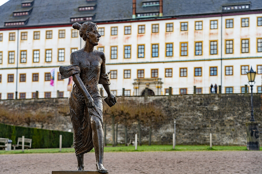 Bronzeplastik der Herzogin Luise Dorothea von Sachsen-Gotha-Altenburg vor dem Schloss Friedenstein in Gotha, Thüringen, Deutschland 