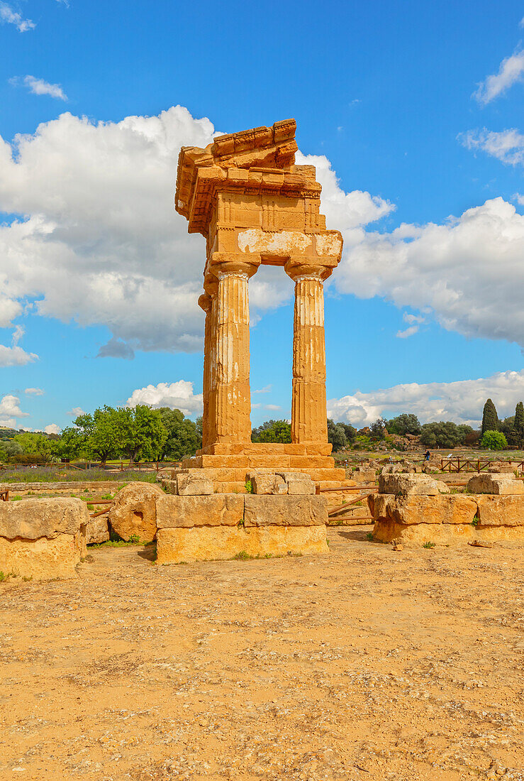  Tempel von Castor und Pollux, Tal der Tempel, Agrigent, Sizilien, Italien 