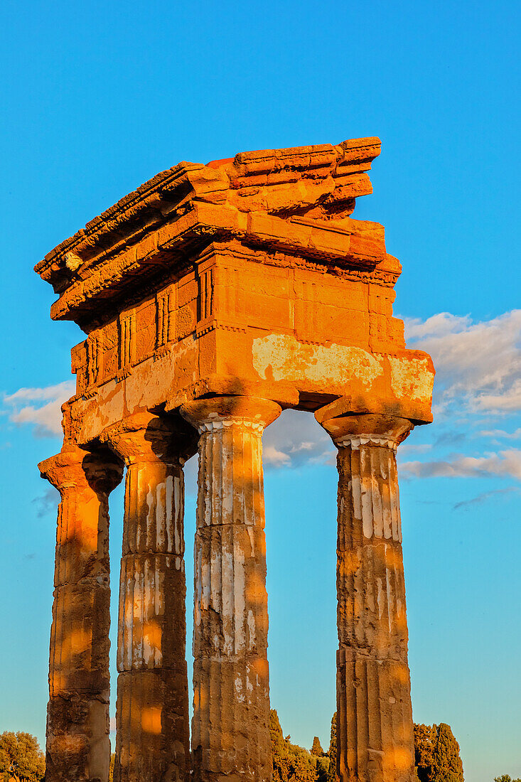  Tempel von Castor und Pollux bei Sonnenuntergang, Tal der Tempel, Agrigent, Sizilien, Italien 