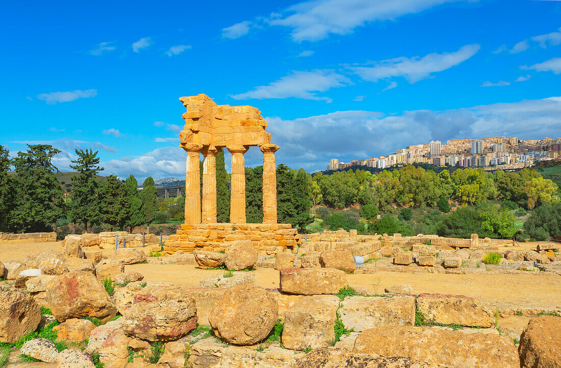  Tempel von Castor und Pollux, Tal der Tempel, Agrigent, Sizilien, Italien 