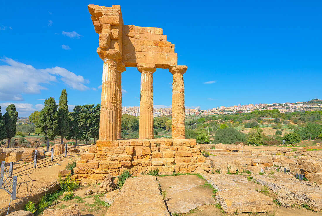  Tempel von Castor und Pollux, Tal der Tempel, Agrigent, Sizilien, Italien 