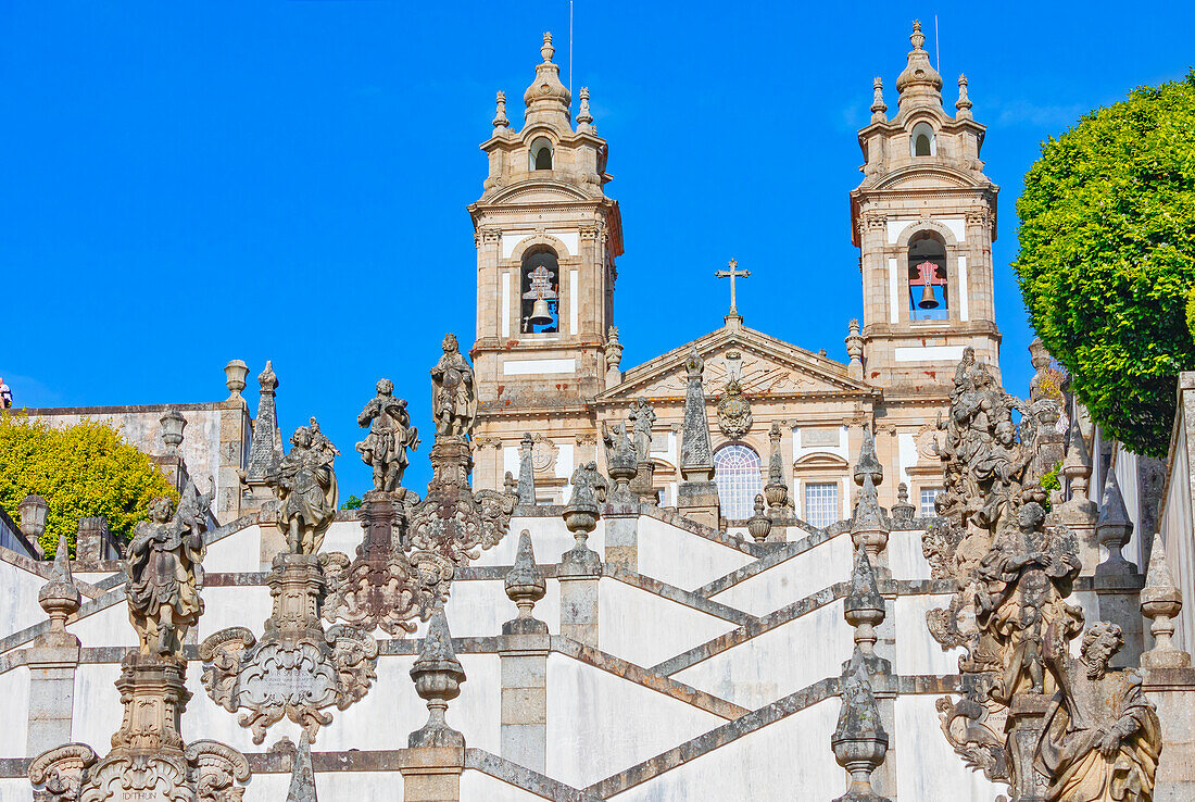  Monumentale barocke Treppe zur Kirche Bom Jesus do Monte, Braga, Provinz Minho, Portugal  