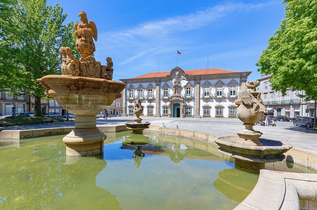  Blick auf den Pelikanbrunnen und das Rathaus von Braga im Hintergrund, Braga, Provinz Minho, Portugal 