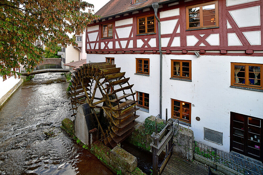  Watermill wheel on the river Großen Blau at the half-timbered house of the Restaurant Zur Lochmühle in the historic fishermen&#39;s and tanners&#39; quarter of Ulm. Ulm, Germany, Europe\n\n 