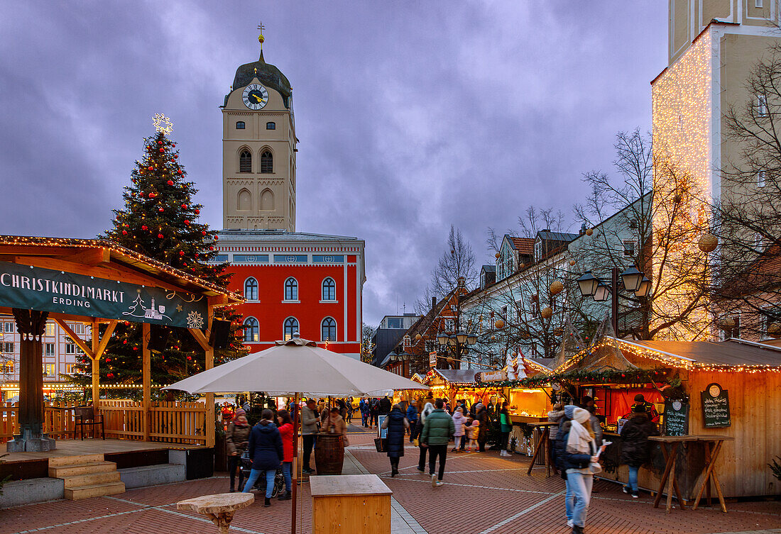 Christkindlmarkt am Schrannenplatz in Erding in Bayern in Deutschland