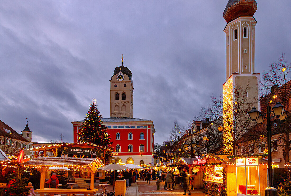 Christkindlmarkt am Schrannenplatz in Erding in Bayern in Deutschland