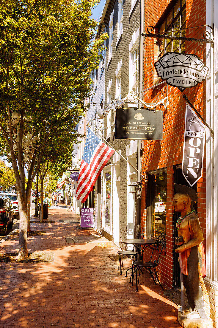  Caroline Street with shops in the Historic District in Fredericksburg, Virginia, USA 