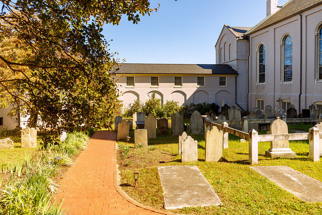  St. George&#39;s Episcopal Church and Cemetery in the Historic District in Fredericksburg, Virginia, USA 