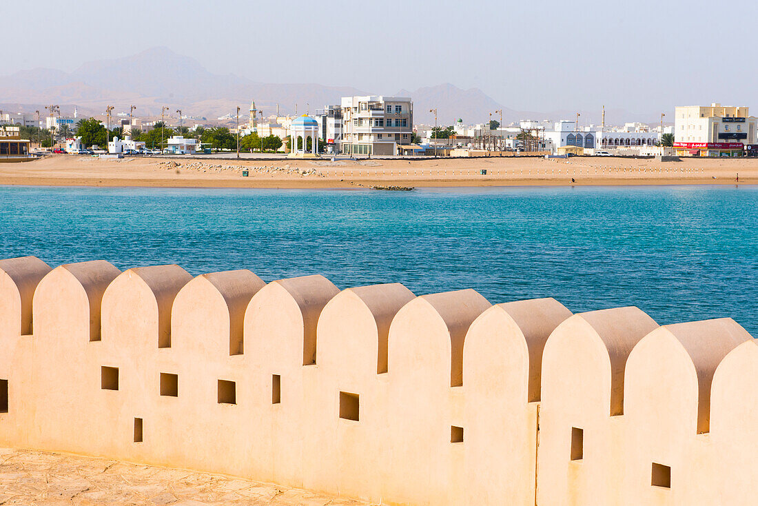 Mauer des Leuchtturms im Dorf Al Ayjah, Nahe Stadt Sur, Bucht Corniche Sur, Region Ash Sharqiyah, Sultanat Oman, Arabische Halbinsel, Naher Osten