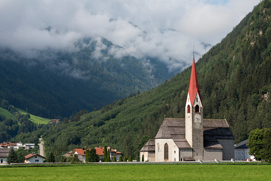 Eglise de Tures, Campo Tures (Sand in Taufers en allemand), Valle Aurina, Region du Trentin-Haut-Adige, Tyrol du Sud, Italie, Europe du Sud//Church of Taufers, Campo Tures (German: Sand in Taufers), Valle Aurina, Trentino-Alto Adige, Sudtyrol, South Tyrol, Italy, South-central Europe