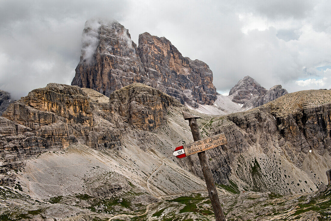 Wegweiser zur Schutzhütte Pian di Cengia (Bullelejochhütte), Naturpark Drei Zinnen, Sextener Dolomiten, Südtirol, Trentino, Italien