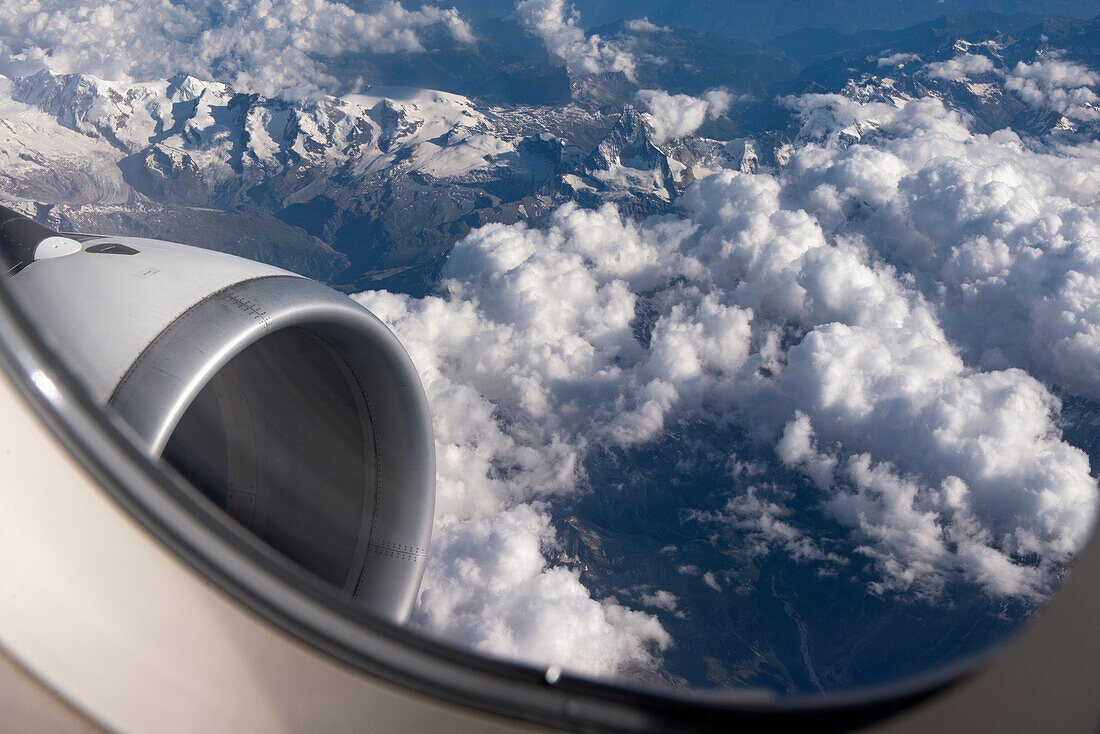 Blick aus Flugzeugfenster, Flugzeug fliegt über die Gipfel der Alpen, Österreich, Italien, Europa