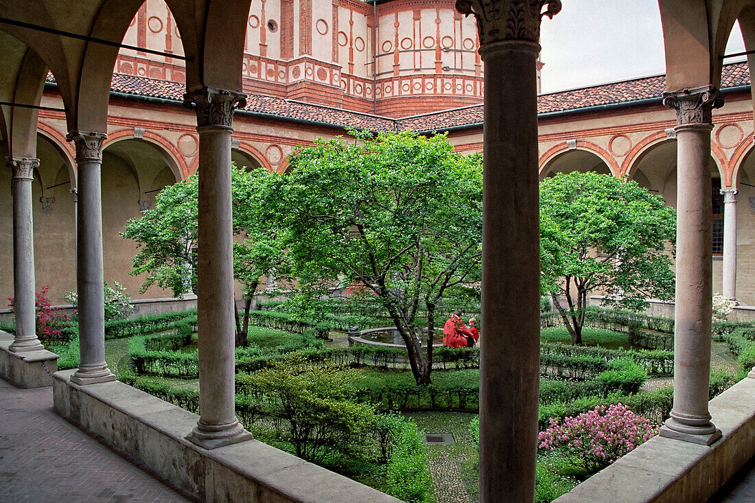  Kreuzgang in Santa Maria delle Grazie (Heilige Maria der Gnade), einer Kirche, einem Dominikanerkloster und UNESCO-Weltkulturerbe in Mailand, Italien. 