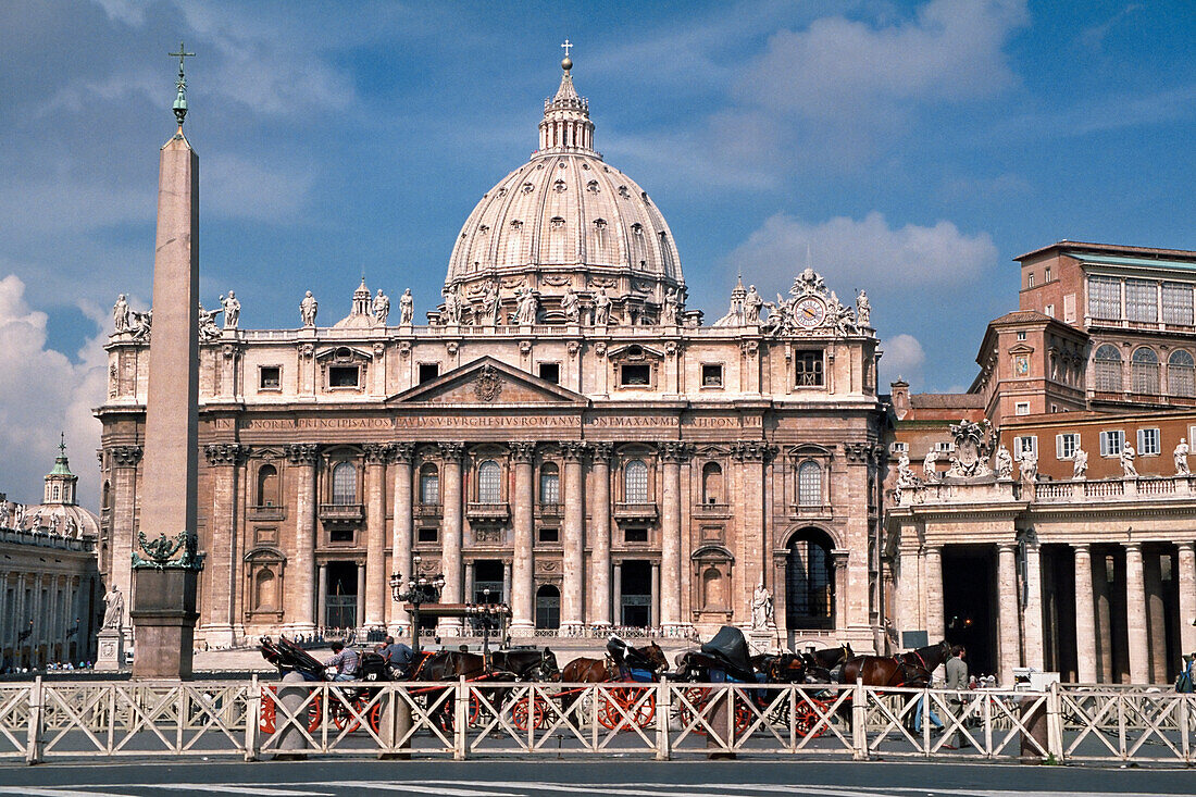 Außenansicht der päpstlichen Basilika St. Peter, Petersdom, in Vatikanstadt. Rom, Italien