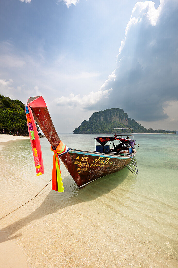 Traditionelles thailändisches Longtailboot, festgemacht am Strand auf Tup Island, auch bekannt als Tub Island, Koh Tap oder Koh Thap. Provinz Krabi, Thailand.