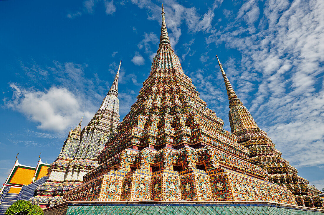  Außenansicht des Phra Maha Chedi Si Rajakarn, der großen Pagoden der vier Könige im Wat Pho-Tempel in Bangkok, Thailand. 