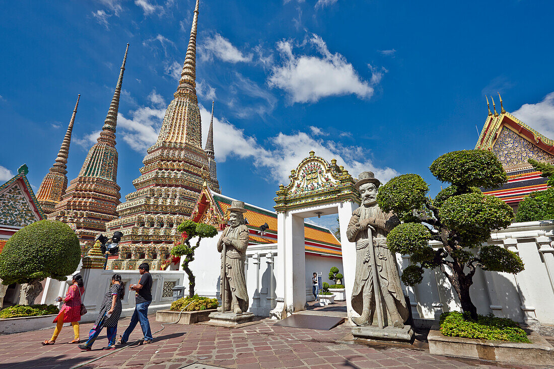  Menschen gehen zum Wat Pho-Tempel in Bangkok, Thailand. 