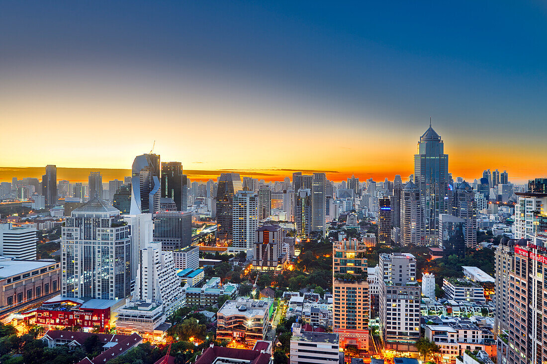  Luftaufnahme der Stadt Bangkok bei Sonnenaufgang. Bangkok, Thailand. 